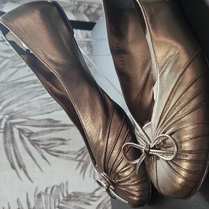 SALVATORE FERRAGAMO Elegant Metallic Flats With Bow, Size 8 B Made In Italy